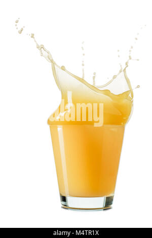 Splash d'Apple ou dans un verre de jus de coing isolé sur fond blanc. Banque D'Images