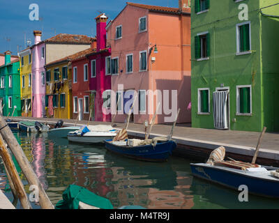 Burano Venise Italie bordée de maisons colorées Banque D'Images
