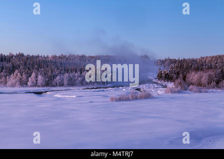 Matin froid de la brume au-dessus des rapides. Les forêts et la neige jusqu'au Nord. Banque D'Images