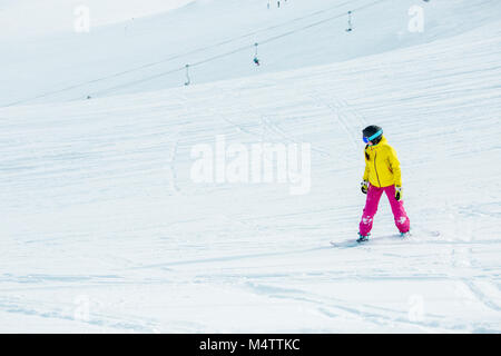 Image of Athletic Girl wearing helmet en sports de vêtements snowboard Banque D'Images