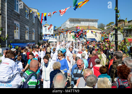 Les rues de padstow à Cornwall, Angleterre, Royaume-Uni, sont bondées de fêtards durant la journée annuelle peut "obby oss" journée de célébrations. Banque D'Images