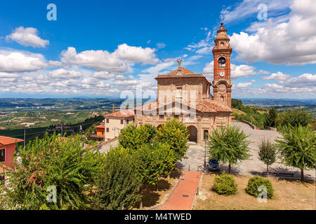 En vertu de l'Église vieille-catholique beau ciel bleu avec des nuages blancs dans la petite ville de Diano d'Alba dans le Piémont, Italie du Nord. Banque D'Images