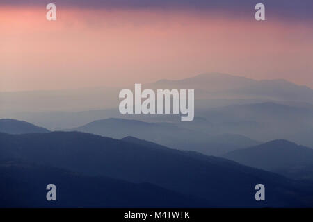 Un magnifique coucher de soleil rose sur collines slovène. Banque D'Images