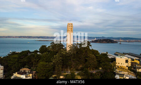 La Coit Tower, également connu sous le nom de Lillian Coit Memorial Tower, est un tour de 210 pieds dans le Telegraph Hill de San Francisco, en Californie. Banque D'Images