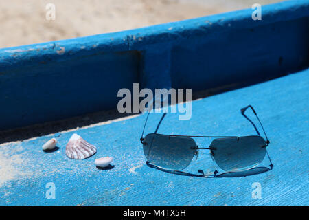 Des obus et des lunettes de soleil sur un pont de bateau, l'île de Boracay, Philippines. Concept de vacances tropicales. Banque D'Images