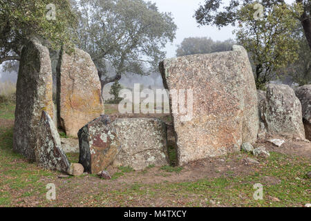 Le dolmen de Hijadilla est de type de chambre circulaire avec long couloir. Situé près de Caceres. L'Estrémadure. L'Espagne. Banque D'Images