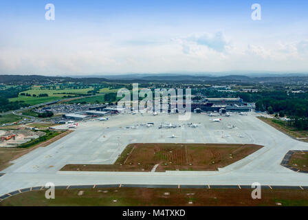 Cracovie, Pologne - 27 juin 2017 : International Aéroport de Balice avec tablier, des terminaux, des avions, des voies de circulation, la construction site, parking gratuit et l'autoroute. Aer Banque D'Images