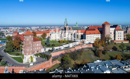 Cathédrale gothique royal de Wawel à Cracovie, en Pologne, avec la Renaissance, Sigismond Chapelle au dôme doré, Château du Wawel, cour, parc et les touristes. Vie de l'antenne Banque D'Images