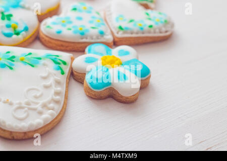 Des biscuits faits sous forme de coeur avec multi-colored glaze. Banque D'Images