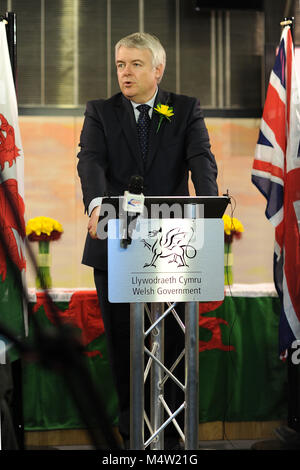 Premier Ministre du Pays de Galles Carwyn Jones me parle au Senedd dans la baie de Cardiff, Pays de Galles, Royaume-Uni. Banque D'Images