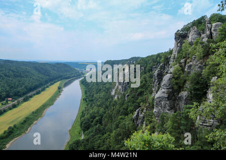 Une photo de la Suisse saxonne en Allemagne. Vue sur le fleuve vers le bas ci-dessous avec les prés autour de Nice. Paysage calme pendant l'été. Banque D'Images