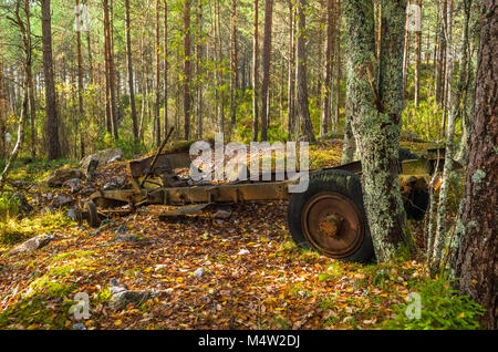 Vestiges de l'ancienne vieille carcasse de voiture dans la zone de l'activité minière, Naturstien, Evje, la Norvège. Banque D'Images