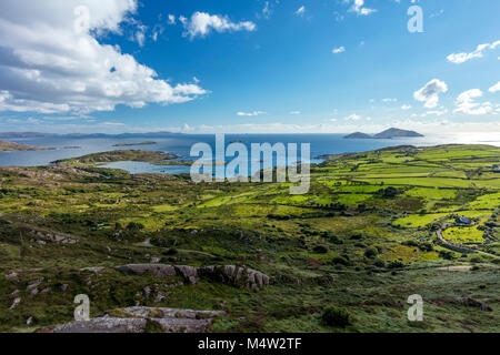 Champs verts au-dessus de la baie de Derrynane, Caherdaniel, comté de Kerry, Irlande. Banque D'Images