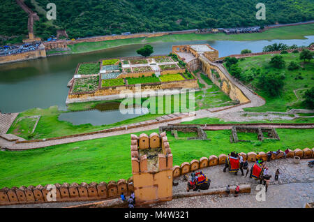 Vue aérienne du chemin le long de la rivière Sahibi menant à l'Amber Palace, avec les touristes prenant elepahant ride vers le haut de la colline, à Jaipur, Rajasthan, Inde. Banque D'Images