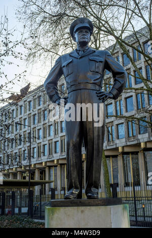 Statue de Dwight D. Eisenhower, 34e président des États-Unis, à l'extérieur de l'ancien bâtiment de l'ambassade US, Grosvenor Square, London, UK Banque D'Images