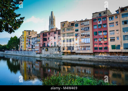 Bâtiments colorés reflétée sur la rivière à Gérone, Espagne. Banque D'Images