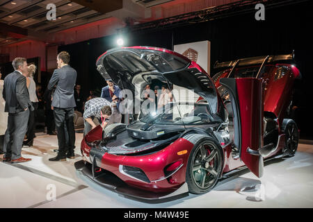 Les gens en costumes à socialiser à côté d'une voiture de sport de luxe koenigsegg agera r Banque D'Images