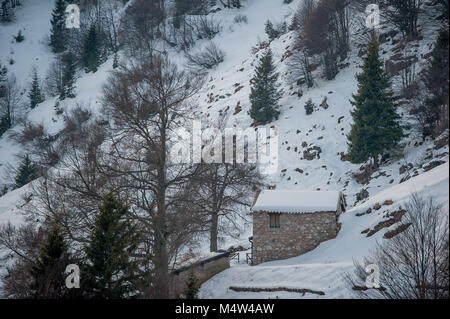 Cottage abandonné dans les montagnes Banque D'Images