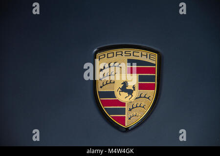 Badge Porsche à l'avant de 911 turbo gris Banque D'Images