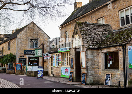 Kingham, UK - Février 15th, 2018 : les vieilles maisons et boutiques de Bourton-on-the-eau, qui est un village de La Loire Banque D'Images