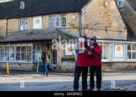 Kingham, UK - Février 15th, 2018 : les touristes sont à prendre des photos en Bourton-on-the-eau, qui est un village situé dans le Gloucestershire Banque D'Images