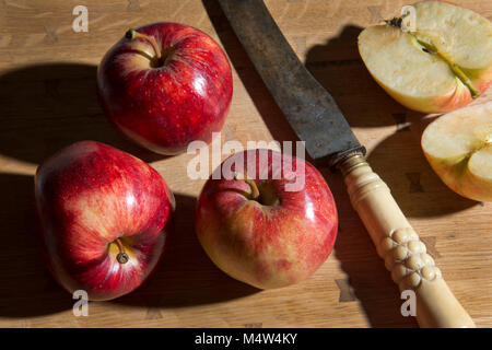 Cox's Orange Pippin pommes sur une planche à découper avec un ancien couteau de cuisine française Banque D'Images