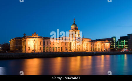 La rivière Liffey Dublin la nuit, paysage de nuit de Dublin. Banque D'Images