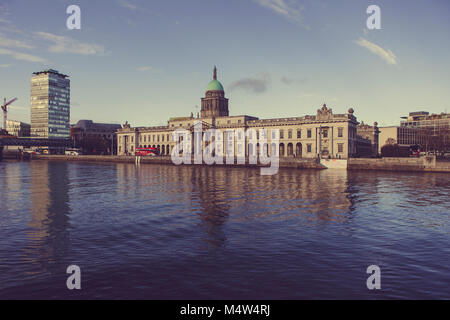 Custom House de Dublin sur la Liffey Banque D'Images