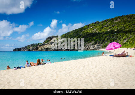 Plage privée à distance et gouverneur sur l'île des Caraïbes Françaises de Saint Barthélemy (St Barth). Banque D'Images