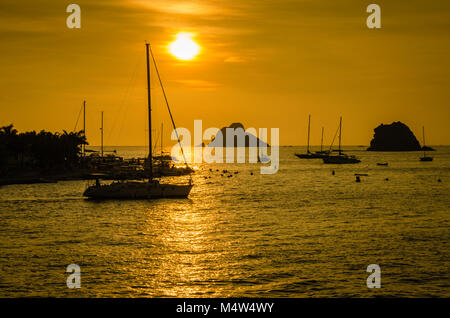 Coucher du soleil tropical sur silhoutted voiliers dans le port, sur l'île de Saint Barthélemy. Banque D'Images