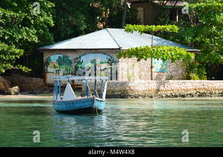 Seas, Haïti. Expérience village haïtien passe d'excursion bateau de ligne traditionnel en bois et en pierre avec fresque peinte. Banque D'Images