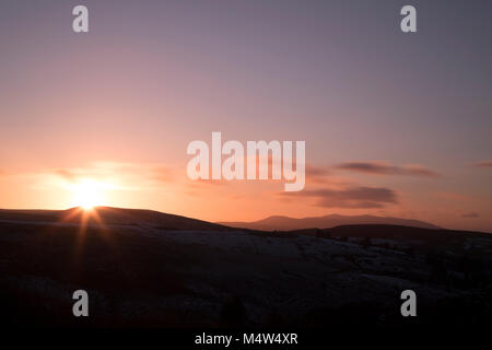 Coucher du soleil sur la neige selon l'Irlande montagnes Comeragh, comté de Waterford Février 2018 Banque D'Images