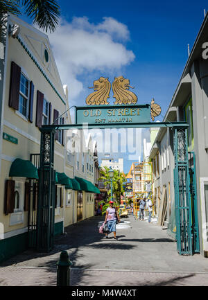 Vieille rue animée de la ville de Philipsburg sur l'ouest de l'île de Saint-Martin/St. Martin. Banque D'Images