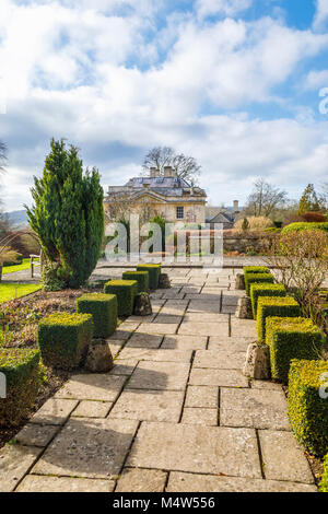 En pierre de Cotswold Painswick chambre avec patio pavé en dalles de terrasse et de jardin, haies Painswick Rococo Cotswolds Painswick, Gloucestershire Banque D'Images