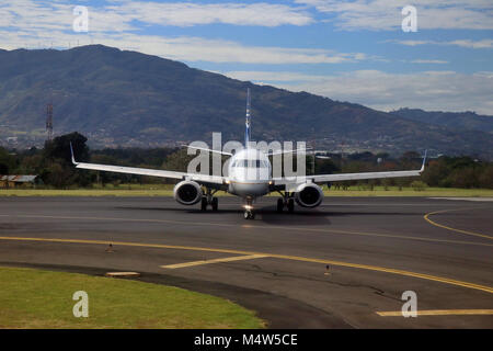 Copa Airlines avion Embraer 190 déménagement de l'aéroport de San Jose Juan Santamaria International Airport. Banque D'Images