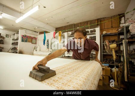 L'homme indien faisant bloc en bois pour l'impression textile en Inde à la main. Banque D'Images