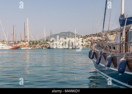 View of marine avec voiliers et yachts de luxe dans le port de Bodrum, Turquie Bodrum..23 août 2017. Banque D'Images