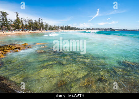 Manly Beach un jour d'été avec ciel bleu, Sydney, Australie Banque D'Images