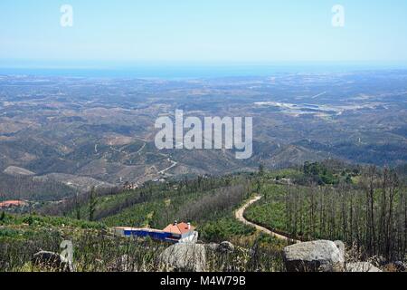 Des vues sur les montagnes de Monchique et la campagne vers le littoral, Monchique, Algarve, Portugal, Europe. Banque D'Images