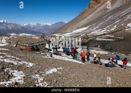 L'Annapurna, au Népal. Les touristes sont sur Thorong La Pass (5416 m), le point le plus élevé sur l'Annapurna Trek, Himalaya, Népal. Banque D'Images