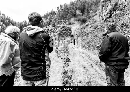 Omalo, Géorgie. Retirer les travailleurs le glissement sur la route de montagne. Les gens doivent attendre que lorsque ce sera fait. Tusheti Banque D'Images