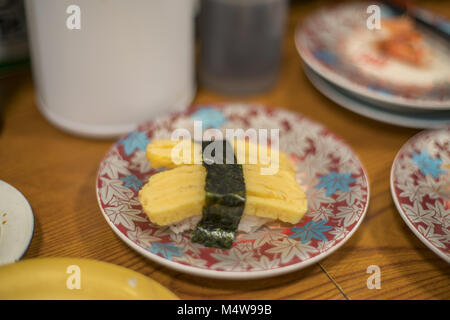 Egg sushi, cuisine japonaise sushi tamago closeup Banque D'Images