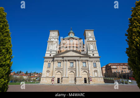 VICOFORTE, ITALIE 11 AVRIL 2017 - Sanctuaire de Vicoforte, façade principale, province de Cuneo, Piémont, Italie, le plus grand dôme elliptique dans le monde. Banque D'Images