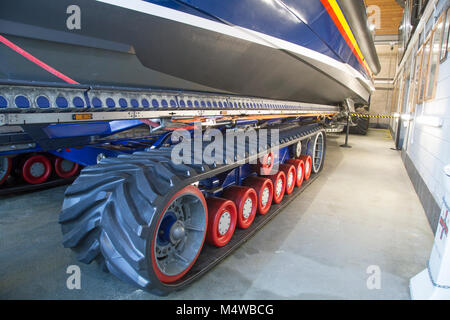 St Ives, Cornwall, Angleterre, 13 février 2018, Royal National Lifeboat Institution lifeboat est prêt pour le lancement. Banque D'Images