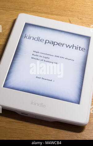 Un lecteur de livre électronique kindle paperwhite Banque D'Images
