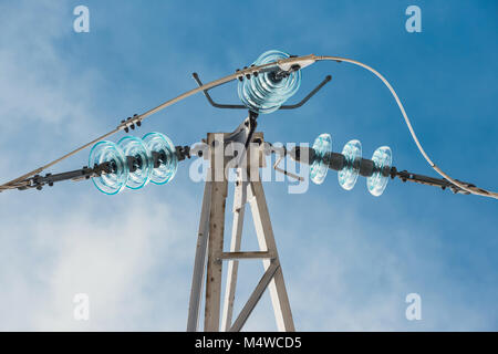 - Verre isolateurs haute tension sur les poteaux de lignes électriques à haute tension, Close up Banque D'Images