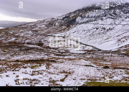 La route btween Ambleside et Penrith connu comme la lutte wends son chemin jusqu'à la chute de la neige vers la puce. Banque D'Images