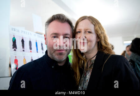 Designers Justin Thornton et Thea Bregazzi backstage avant l'Preen par Thornton Bregazzi Automne/Hiver 2018 London Fashion Week show à Topshop montrent l'espace. Banque D'Images