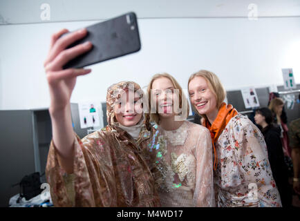 Prendre un des modèles les coulisses avant selfies Preen par Thornton Bregazzi Automne/Hiver 2018 London Fashion Week show à Topshop montrent l'espace. Banque D'Images