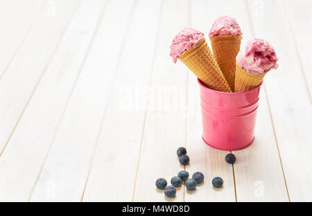 Blueberry ice cream cones en mini seau Banque D'Images